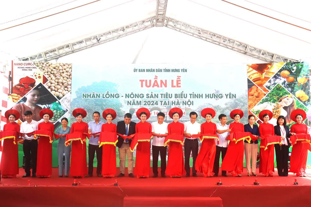Các đại biểu cắt băng khai mạc Tuần lễ nhãn và nông sản tiêu biểu tỉnh Hưng Yên năm 2024. nhãn cổ hưng yên...jpg