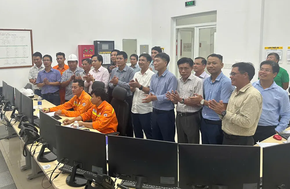 Lãnh đạo EVNNPT chứng kiến thời khắc đóng điện Dự án tại Trạm biến áp 500kV Quảng Trạch Anh2Dongđien2782024.jpg