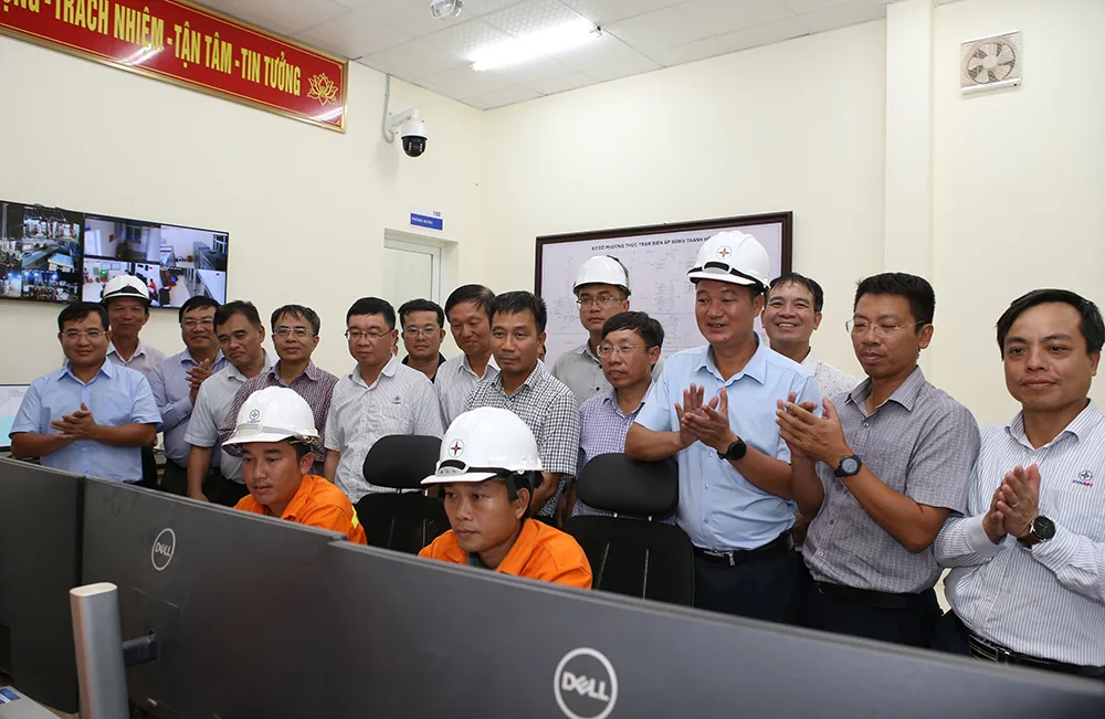 Lãnh đạo EVNNPT chứng kiến thời khắc đóng điện Dự án tại Trạm biến áp 500kV Thanh Hóa. đường dây 500kV mạch 3.jpg