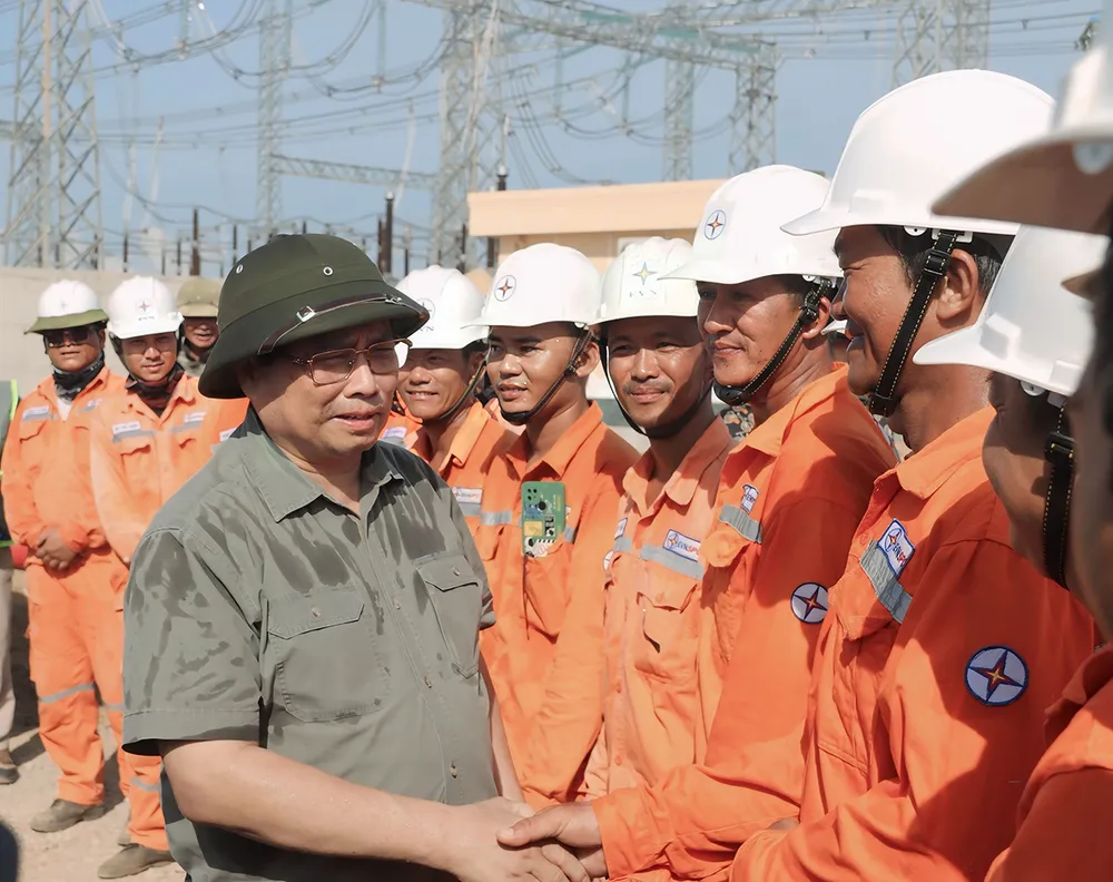 Thủ tướng Phạm Minh Chính kiểm tra công trường, động viên người lao động thi công dự án hôm 22-6-2024. Ảnh: EVN đường dây 500kV mạch 3....,,.jpg