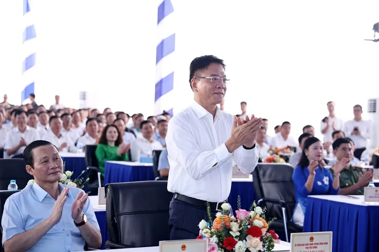 Phó Thủ tướng Lê Thành Long dự lễ khánh thành đường dây 500kV mạch 3 Quảng Trạch-Phố Nối tại điểm cầu Thanh Hóa. Ảnh: VGP đường dây 500kV mạch 3..jpg