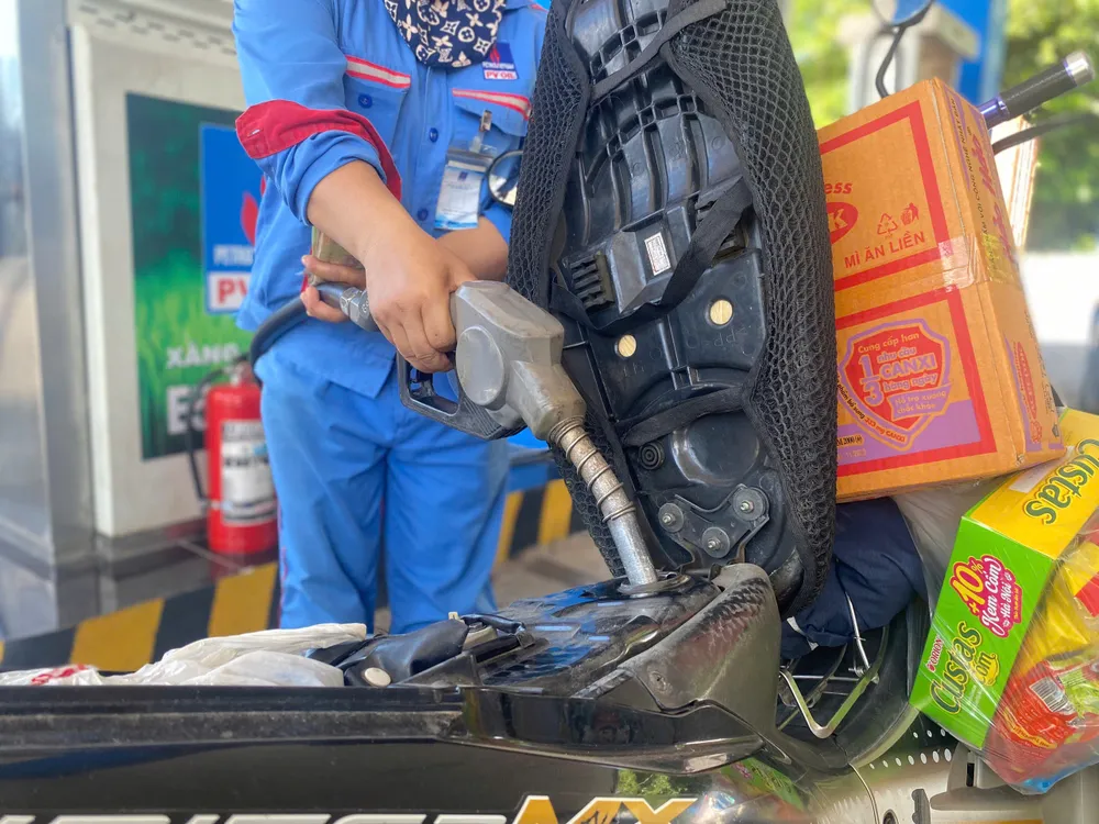 Chiều nay giá xăng giảm tiếp về mức hơn 21.000 đồng/lít. Ảnh: MINH TRÚC giá xăng giảm.jpg