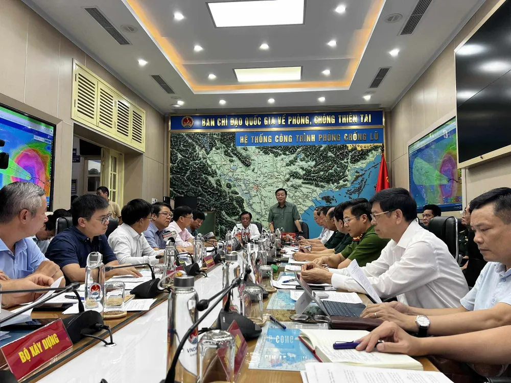 Phó Thủ tướng Trần Hồng Hà chủ trì cuộc họp ứng phó với bão số 3. Ảnh: NAM TRẦN bão số 3.jpeg