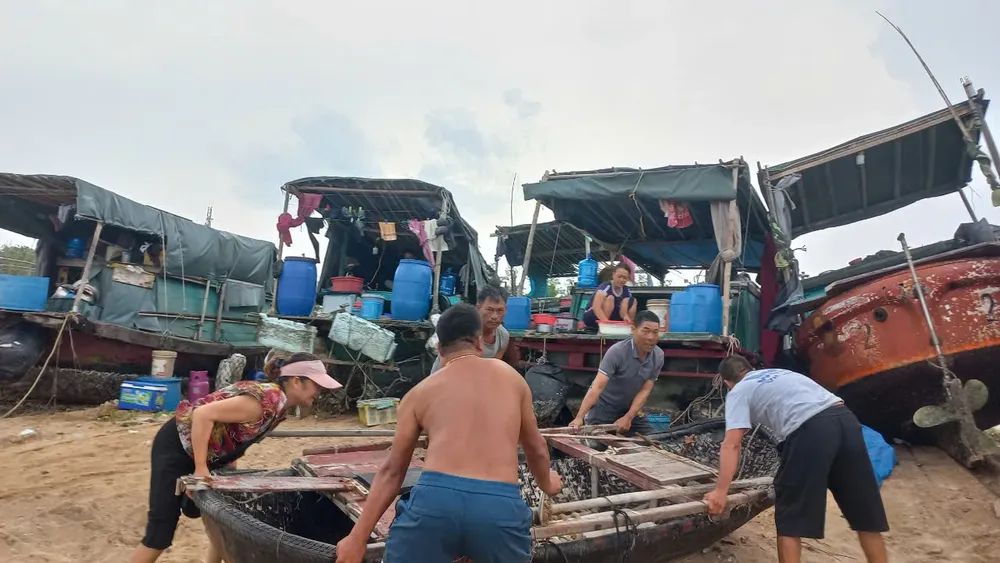 Người dân tại huyện đảo Bạch Long Vĩ kéo thuyền lên bờ phòng chống bão số 3. Ảnh: SƠN HẢI bão số 3.jpg