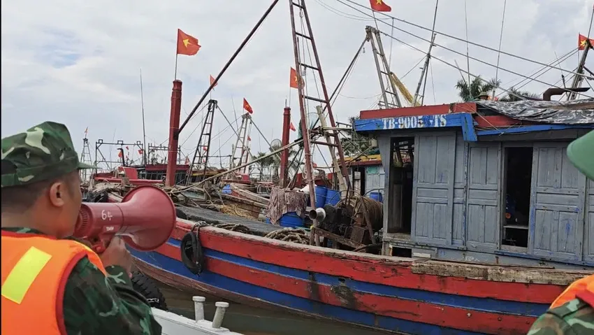 Lực lượng biên phòng tại cảng cá Tân Sơn, thị trấn Diêm Điền, huyện Thái Thụy Thái Bình kêu gọi, hướng dẫn ngư dân neo đậu tàu thuyền để ứng phó với bão số 3. Ảnh: Trọng Phú siêu bão số 3.jpg