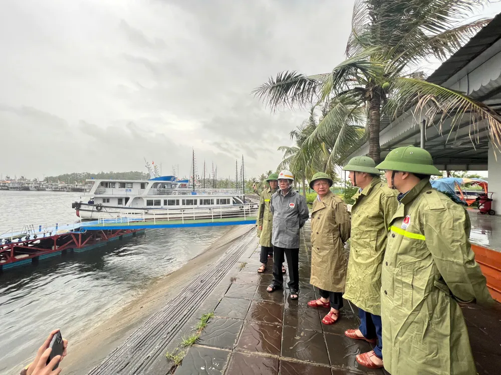Bộ trưởng Bộ NN&PTNT Lê Minh Hoan cùng Chủ tịch UBND tỉnh Quảng Ninh Cao Tường Huy thị sát tình hình bão tại Cảng tàu khách Quốc tế Tuần Châu. bão số 3...jpg