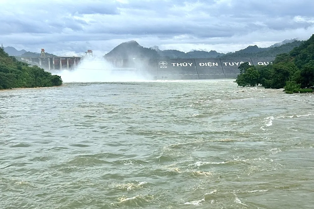 Thuỷ điện Tuyên Quang xả lũ. Ảnh: EVN Thủy điện Tuyên Quang đang đóng dần các cửa xả lũ