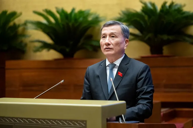 Chủ nhiệm Ủy ban Khoa học, Công nghệ và Môi trường Lê Quang Huy trình bày báo cáo thẩm tra dự án Luật Điện lực (sửa đổi). Ảnh: PHẠM THẮNG 202410211447080103_z5952557079950_b7e7c023a27d492e49030dda44f8295c.jpg