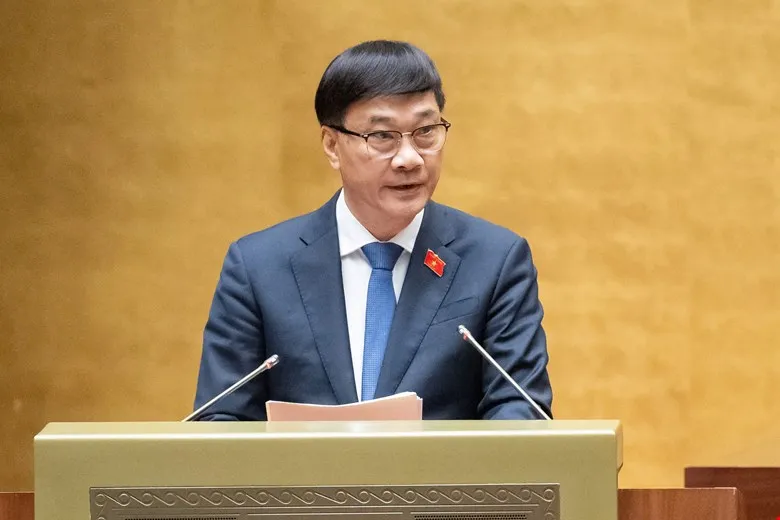 Chủ nhiệm Ủy ban Kinh tế Vũ Hồng Thanh trình bày báo cáo thẩm tra. Ảnh: PHẠM THẮNG Ủy ban Kinh tế của Quốc hội.jpg