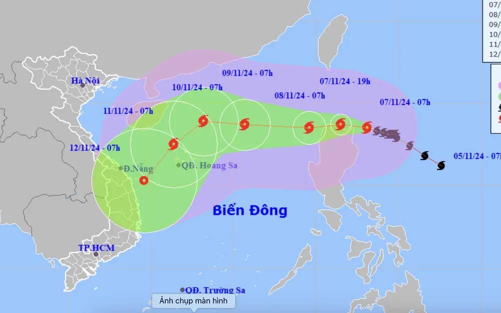 Dự báo khoảng sáng ngày mai, cơn bão YINXING đi vào Biển Đông. Ảnh: KTTVQG