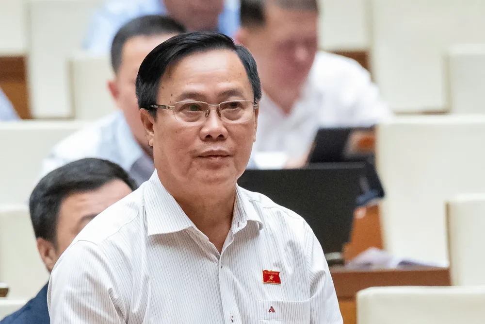 ĐB Nguyễn Quốc Hận (Cà Mau) đặt câu hỏi chất vấn với Thống đốc NHNN. Ảnh: QH nhà ở xã hội.jpg