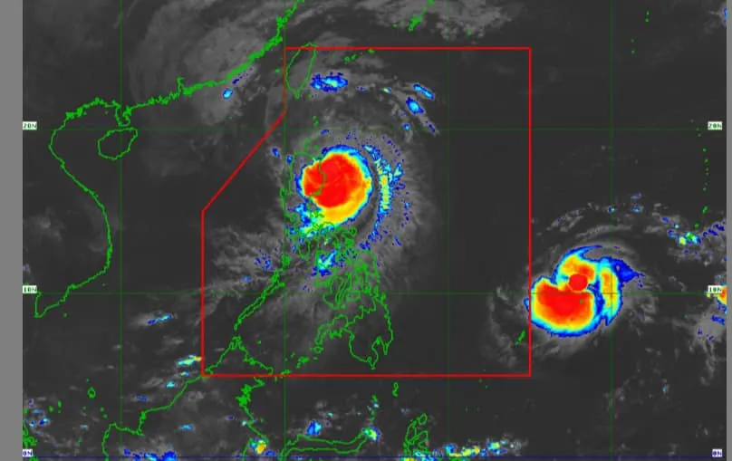 Hiện ở khu vực phía Đông của Philippines đang tồn tại hai cơn bão rất mạnh, một cơn có thể đi vào Biển Đông. Ảnh: KTTVQG Cơn bão MAN-YI.jpg