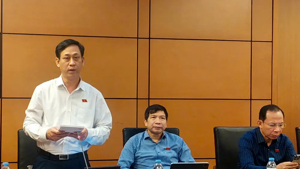 Đại biểu Mai Văn Hải (đoàn Thanh Hoá). Ảnh: AH THUẾ TIÊU THỤ ĐẶC BIỆT..jpg