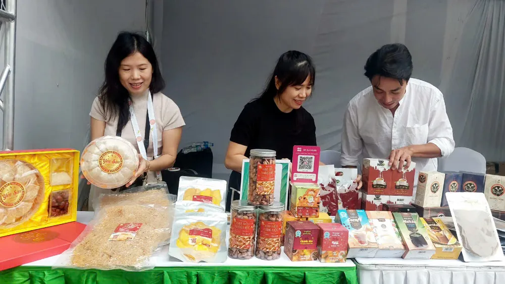 Một doanh nghiệp tham gia triển lãm tìm cơ hội kết nối giao thương. Ảnh: AH z6070552013063_6ff32a3483cf0d153c9c2181af465c5d.jpg