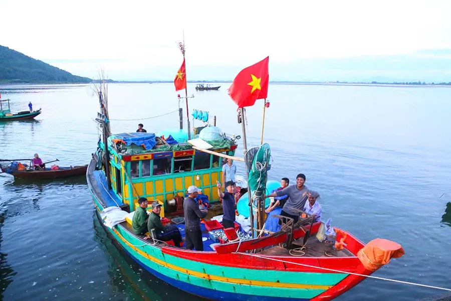 Hà Tĩnh đã và đang đẩy mạnh chống khai thác IUU, cùng cả nước chung tay gỡ thẻ vàng của EC đối với hải sản Việt. Ảnh: ĐẮC LAM khai thác hải sản bất hợp pháp.jpg