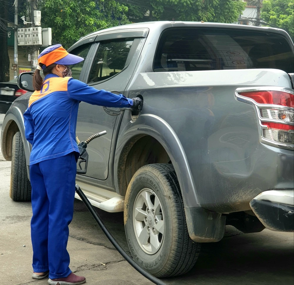 Giá xăng tăng liên tiếp lên hơn 20.000 đồng/lít. Ảnh: AH giá xăng tăng..jpg