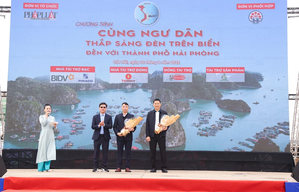 Ông Nguyễn Thanh Tùng, Trưởng Ban Kinh tế - Đô thị tặng hoa cảm ơn các nhà tài trợ cho chương trình. Ảnh: Phi Hùng 7L5A1191.JPG