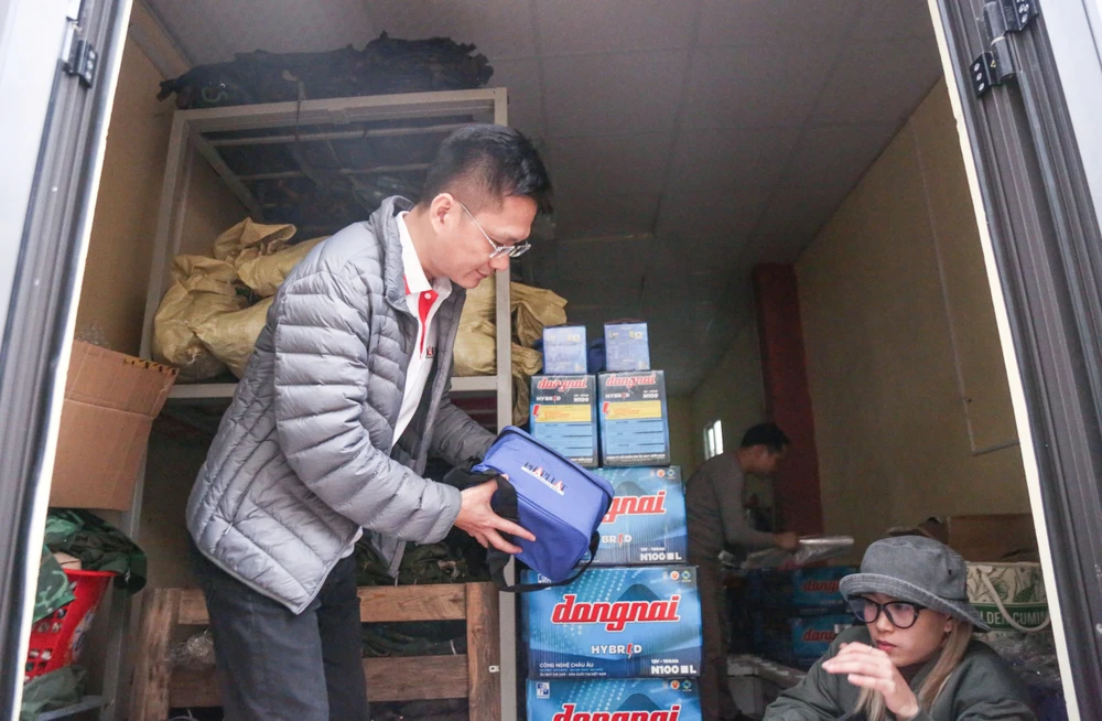 Ban tổ chức Chương trình “Cùng ngư dân thắp sáng đèn trên biển” chuẩn bị các phần quà để trao tặng cho ngư dân TP Hải Phòng. cùng ngư dân thắp sáng đèn trên biển,.,,.jpg