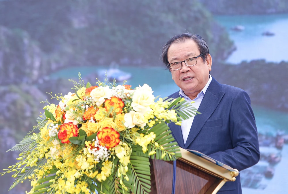 Ông Mai Ngọc Phước, Tổng Biên tập Báo Pháp luật TP.HCM cho biết Hải Phòng là địa phương có biển thứ 20 mà báo tổ chức chương trình. Ảnh: Phi Hùng cùng ngư dân thắp sáng đèn trên biển.1..JPG