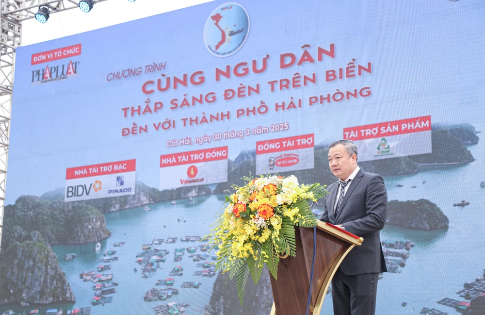 Ông Phan Viết Điện, Phó Bí thư huyện uỷ, Chủ tịch UBND huyện Cát Hải đánh giá chương trình do báo Pháp Luật TP.HCM tổ chức tại các địa phương ven biển, đặc biệt là huyện Cát Hải, TP Hải Phòng, mang ý nghĩa chính trị và nhân văn sâu sắc. Ảnh: Phi Hùng cùng ngư dân thắp sáng đèn trên biển.2..JPG