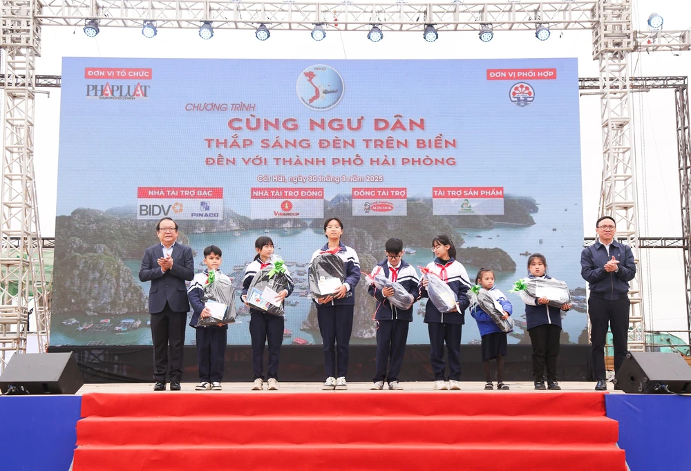Ông Mai Ngọc Phước, Tổng Biên tập Báo Pháp Luật TP.HCM cùng ông Đào Trọng Đức, Chủ tịch Uỷ ban MTTQ Việt Nam TP Hải Phòng trao suất học bổng cho các em học sinh. Ảnh: Phi Hùng cùng ngư dân thắp sáng đèn trên biển.4..JPG