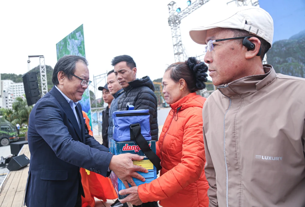 Tổng Biên tập báo Pháp Luật TP.HCM Mai Ngọc Phước trao quà tặng cho ngư dân tại huyện Cát Hải, TP Hải Phòng. Ảnh: Phi Hùng cùng ngư dân thắp sáng đèn trên biển.5..JPG
