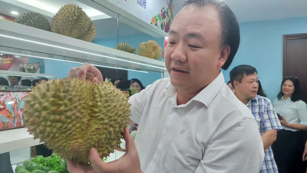 Ông Trần Hữu Linh, Cục trưởng Cục Quản lý và Phát triển Thị trường trong nước, cho biết việc mở Phòng trưng bày chuyên đề về Tinh hoa trái cây Việt cũng nhằm để góp phần hỗ trợ tiêu thụ trái cây cho bà con nông dân. Tinh hoa trái cây Việt.jpg