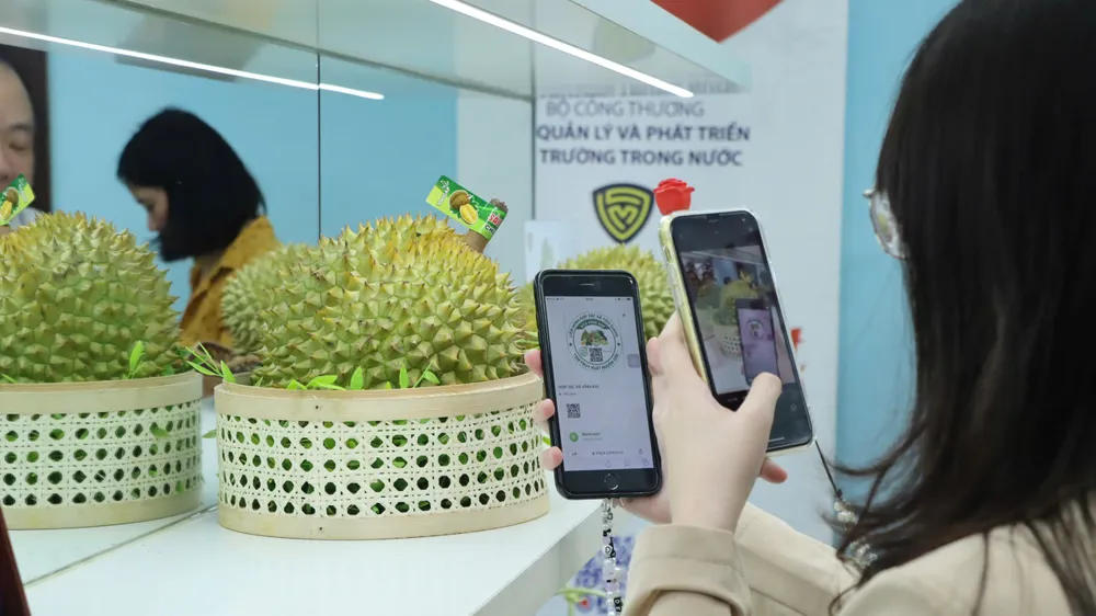 Các sản phẩm tại phòng trưng bày đều có tem mã rõ ràng để người dân truy xuất nguồn gốc. tinh hoa trái cây Việt,..jpg