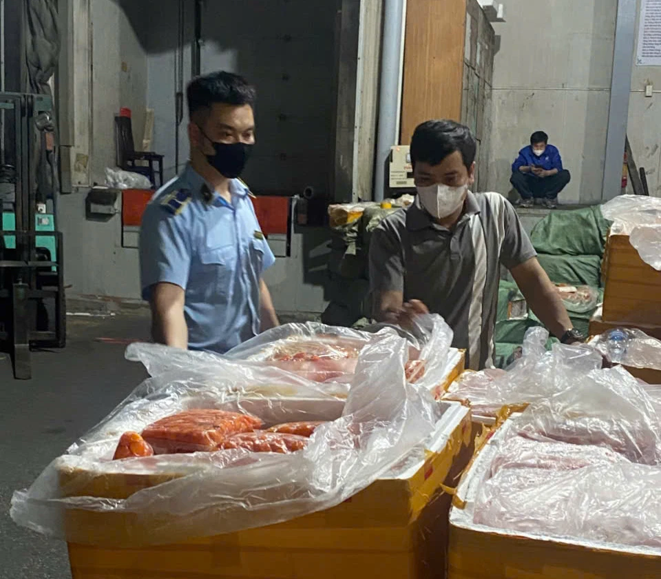 Toàn bộ số hàng này có tổng giá trị hơn 664 triệu đồng. 7 tấn trứng non.jpg