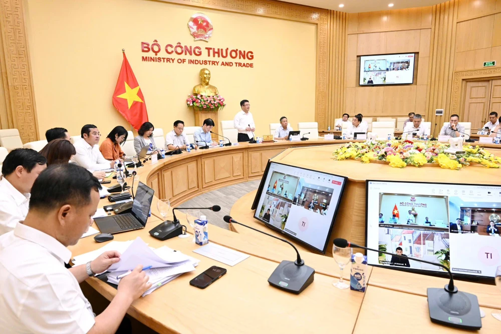 Ông Nguyễn Hồng Diên, Bộ trưởng Bộ Công Thương, Trưởng Đoàn đàm phán Chính phủ làm việc với các tập đoàn, tổng Công ty lớn về việc thúc đẩy thực hiện các thỏa thuận thương mại với Hoa Kỳ. Ảnh: BCT Bộ Công Thương.jpg