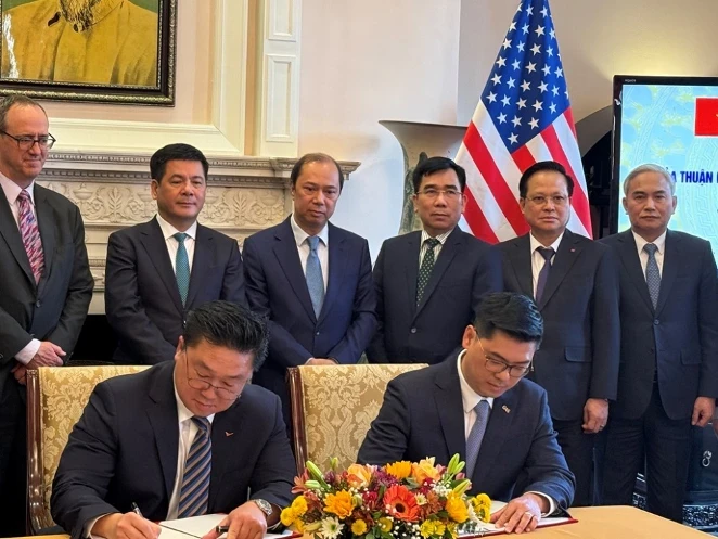 Ngày 13-3, tại Hoa Kỳ, đại diện Tổng công ty Khí Việt Nam (phải) ký các bản ghi nhớ hợp tác với các Tập đoàn Conoco Phillips và Excelerate về thỏa thuận mua bán dài hạn khí hóa lỏng LNG. Ảnh: BCT bộ công thương...png.jpg
