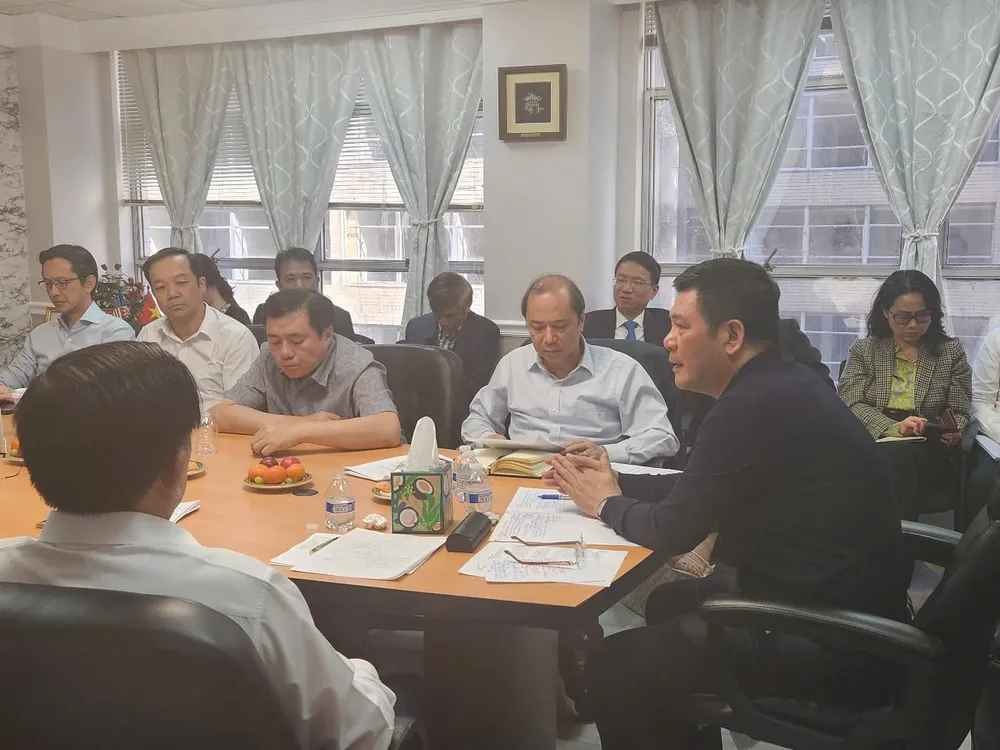 Bộ trưởng Nguyễn Hồng Diên, Trưởng đoàn đàm phán Chính phủ chủ trì họp với đại diện các thành viên đoàn đàm phán và các bộ phận liên quan trước và sau ngày làm việc đầu tiên. Ảnh: Nguyên Minh z6619330482889_99a2873374442239c14c63efbd0a3329.jpg
