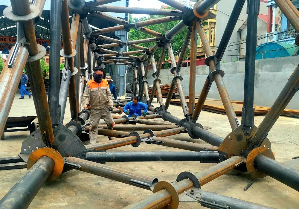 Sản xuất cột thép tại Công ty CP cơ khí thương mại xây lắp điện 4. Ảnh: AH z6642332978654_2363e2c38da680647e81ae6d90cf5c80.jpg