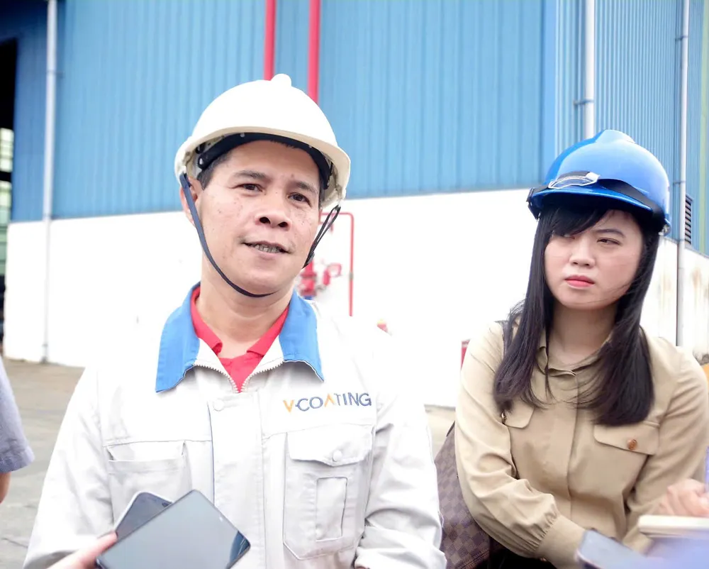 Ông Nguyễn Hồng Thắng, Phó Tổng Giám đốc Công ty CP Việt Vương, cho biết công ty đang tăng tốc “3 ca, 4 kíp” 24/7 để sản xuất cột thép với khối lượng trung bình đạt khoảng 100 tấn/ngày. Ảnh: AH z6642334969315_3566d5b997c0e0c82234635282929bf2.jpg