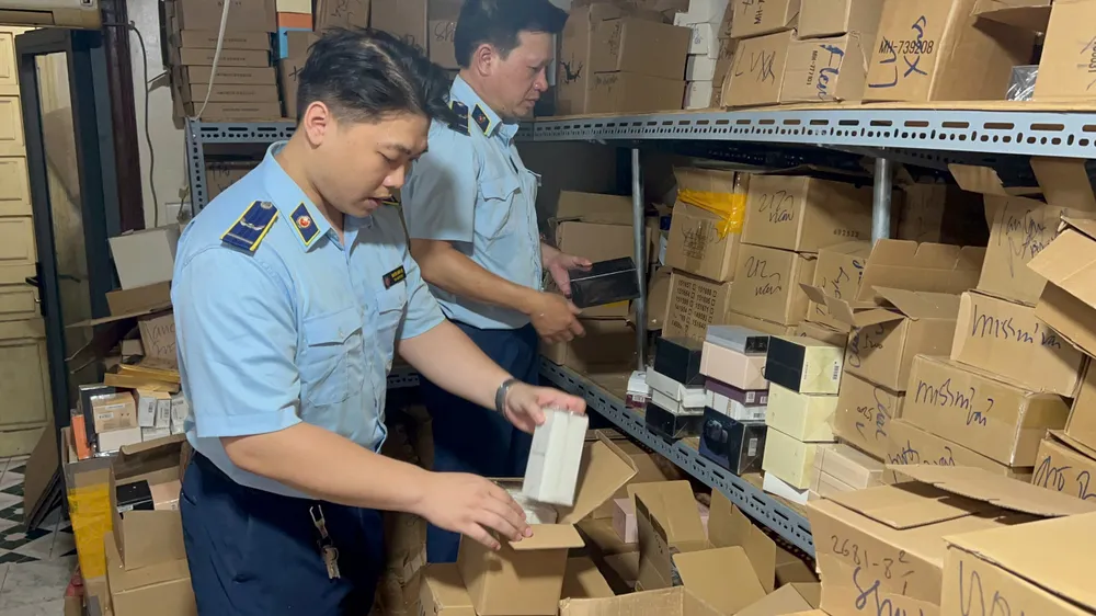 Lực lượng QLTT TP.Hà Nội phát hiện một kho lớn chứa hàng ngàn chai nước hoa có dấu hiệu giả mạo các thương hiệu nổi tiếng. thương hiệu nổi tiếng.jpg