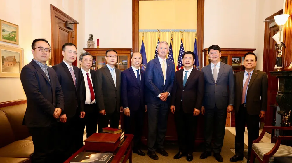 Bộ trưởng Nguyễn Hồng Diên đã có cuộc làm việc với Thượng nghị sĩ Roger Marshall. Ảnh: MOIT z6696134978779_721803f4d8f9b0c225db8e2f11a2d77e_37749.jpg