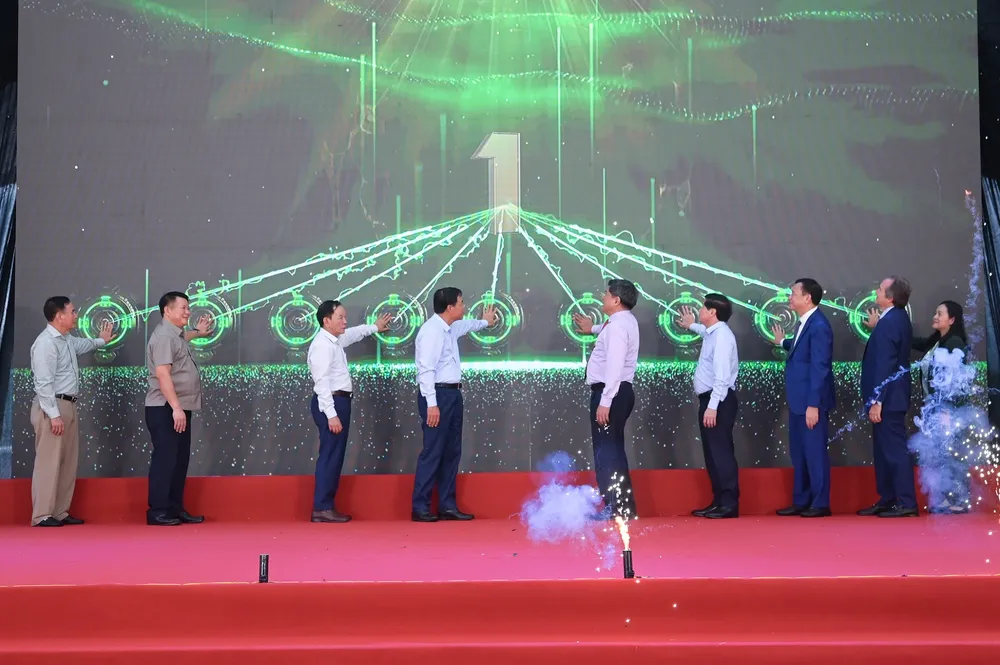 Các đại biểu bấm nút khánh thành dây chuyền đồ hộp giấy dành cho rau quả với công nghệ Thuỵ Điển đầu tiên tại Việt Nam. Ảnh: Tùng Đinh đồ hộp giấy dành cho rau quả.jpg