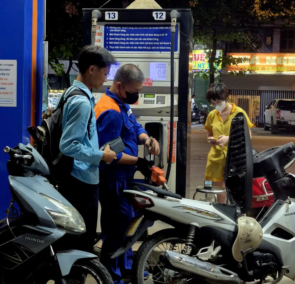 cửa hàng xăng dầu.jpg