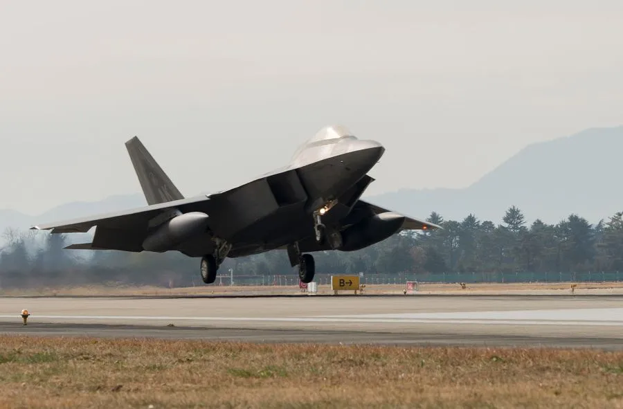 Đang tập trận, F-22 Mỹ 'chết đứng' trên đường băng ảnh 1