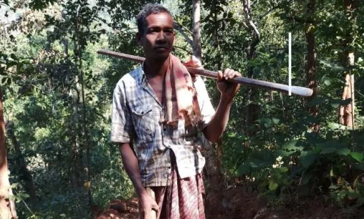 Người cha xẻ núi, đào 8 km đường cho con đến trường ảnh 1