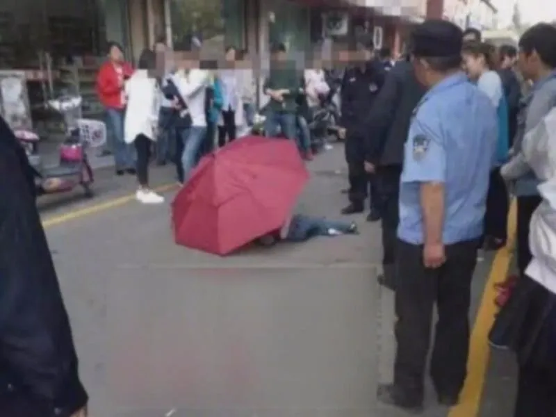 Hiện trường vụ nhảy từ tầng 10 của cậu bé ở TP Tô Châu. 