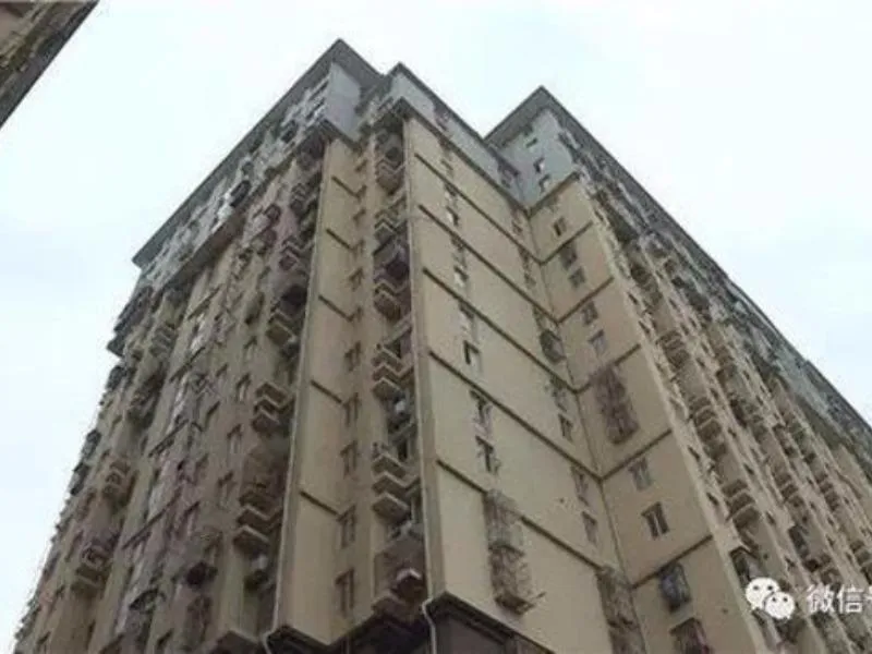 Tòa chung cư ghép đôi nơi cậu bé mạo hiểm nhảy dù.