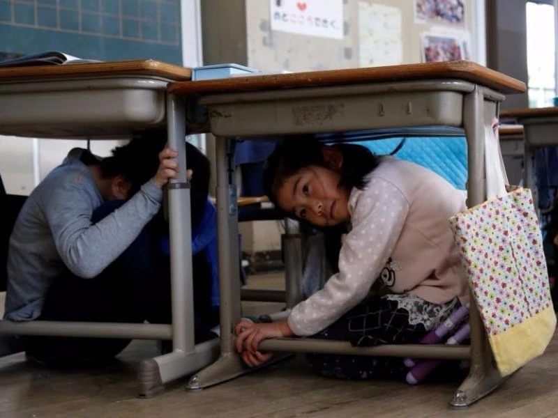 Các học sinh tham gia bài tập phản ứng giả lập trước động đất 