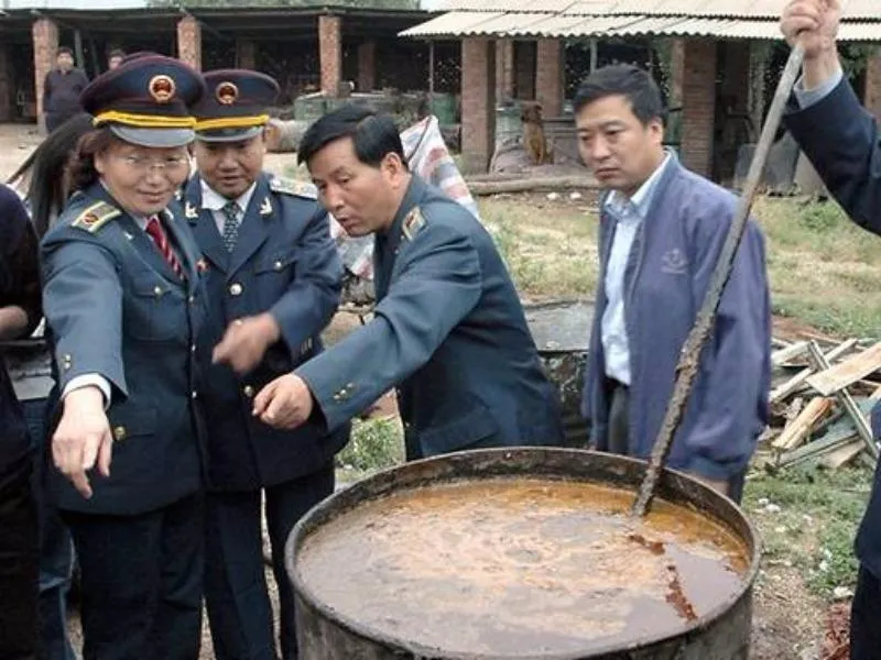 Dầu ăn bẩn tràn lan, Trung Quốc ra tay dẹp trừ ảnh 1