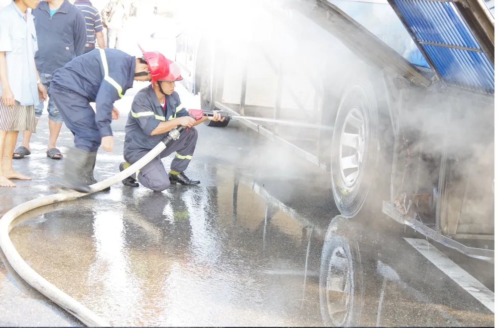 Xe cháy đùng đùng trên quốc lộ, 30 người thoát hiểm ảnh 1 Xe cháy đùng đùng trên quốc lộ, 30 người thoát hiểm ảnh 1