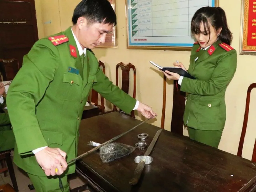 Tài xế rút súng dọa dân còn 'thủ' còng số 8, ảnh 2