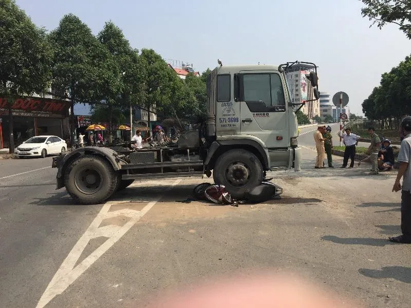 Một phụ nữ bị xe đầu kéo cuốn vào gầm ở quận 12 ảnh 1