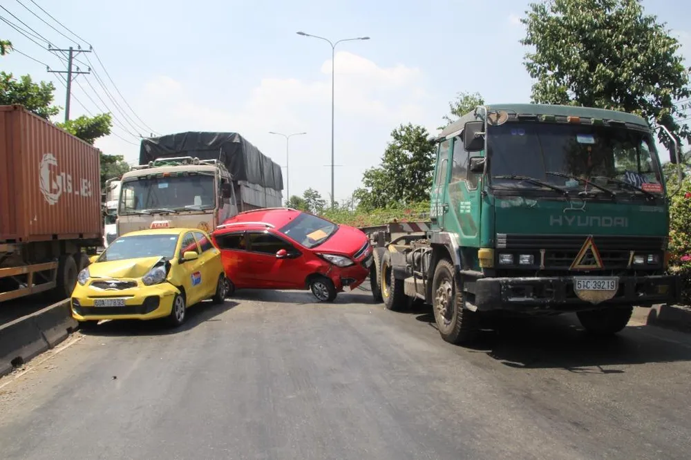 4 ô tô tông nhau liên hoàn ở Thủ Đức ảnh 1