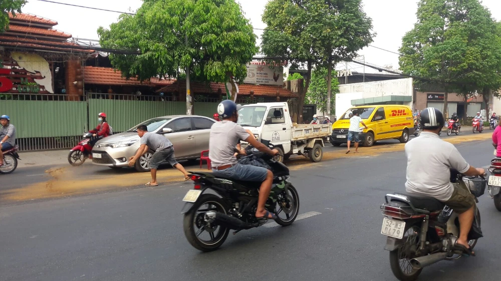 Vệt nhớt dài 500 m ở Gò Vấp làm cả chục xe máy ngã nhào ảnh 2