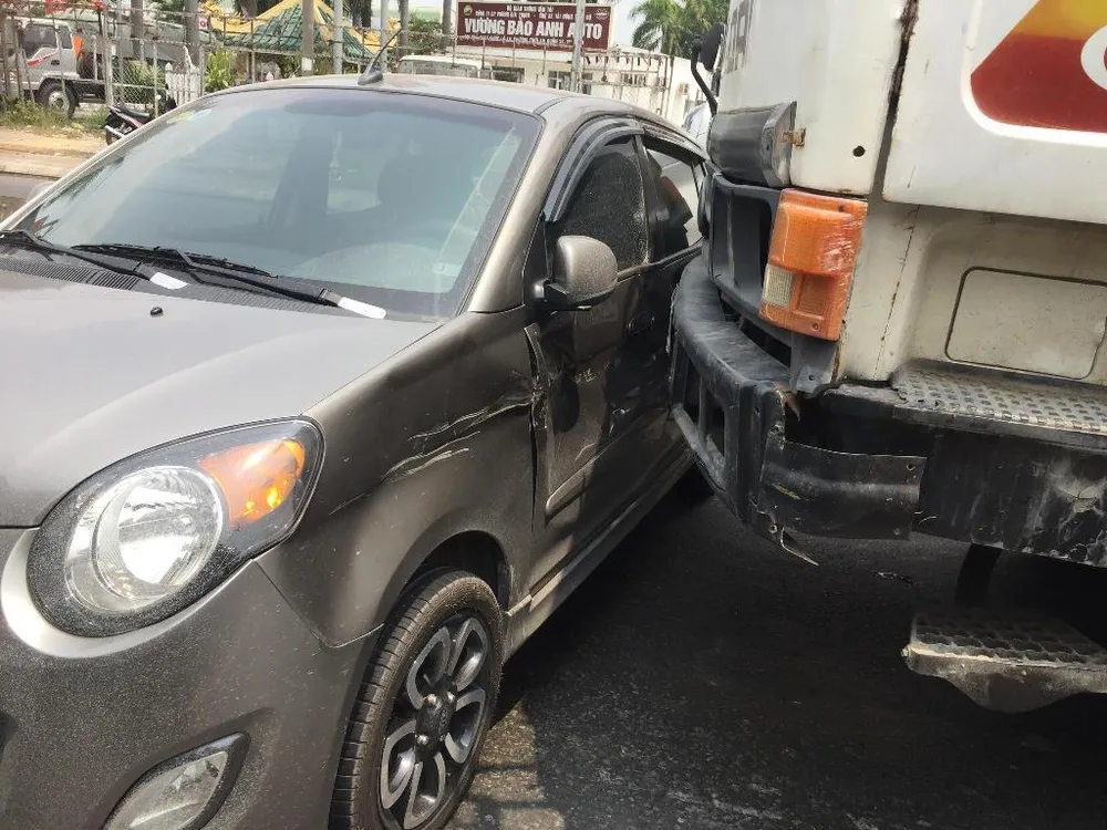 Quận 12: Sau va chạm, xế hộp nằm chắn ngang đầu xe tải ảnh 2